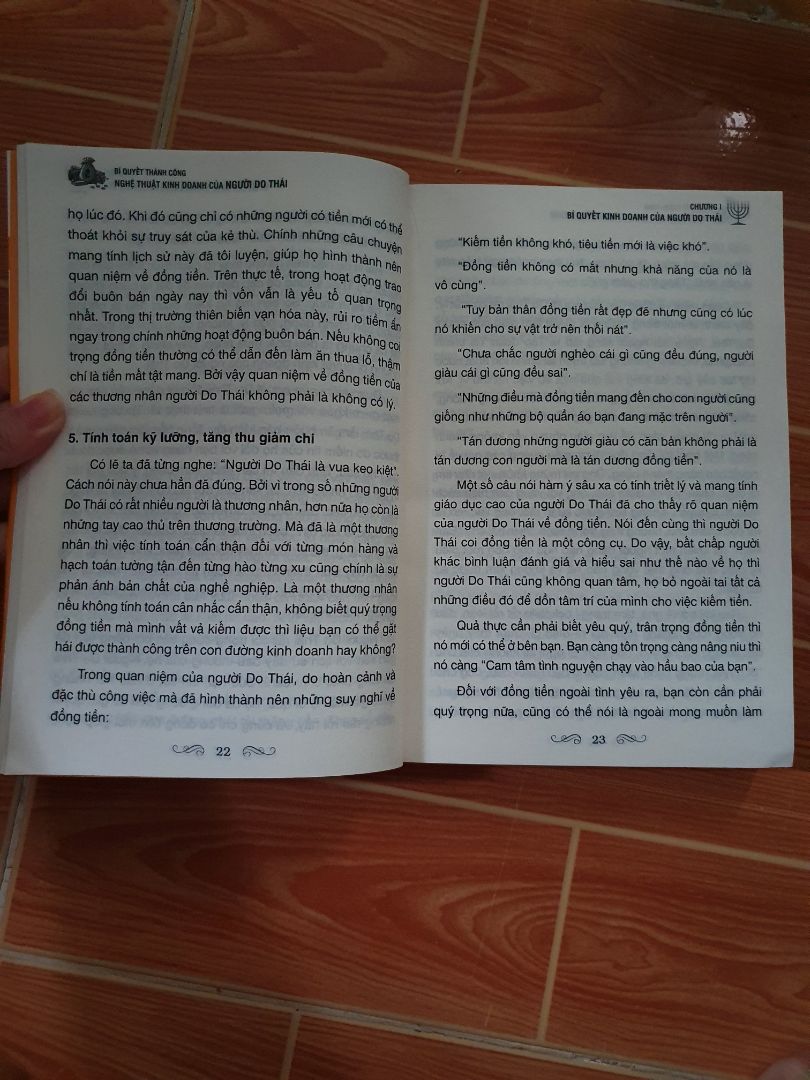 k hài lòng lắm sách bị rách bên hông như trong hình. nội dung chưa đọc nên chưa biết, trang giấy k đc mịn lắm hơi thô, sần sừi.