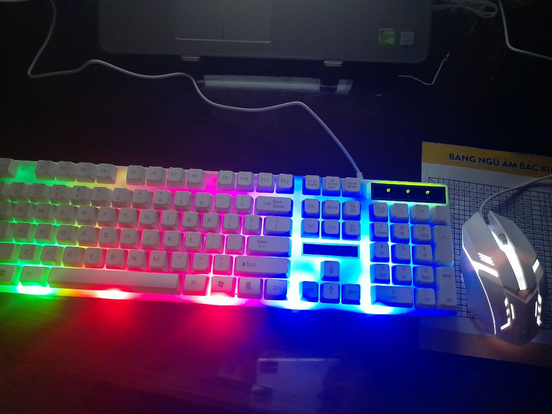 với mức giá này sở hữu bàn phím như này cũng okay, mà số trên bàn phím là dán, mới đầu tưởng khắc lên. Nhưng giá rẻ thật.
