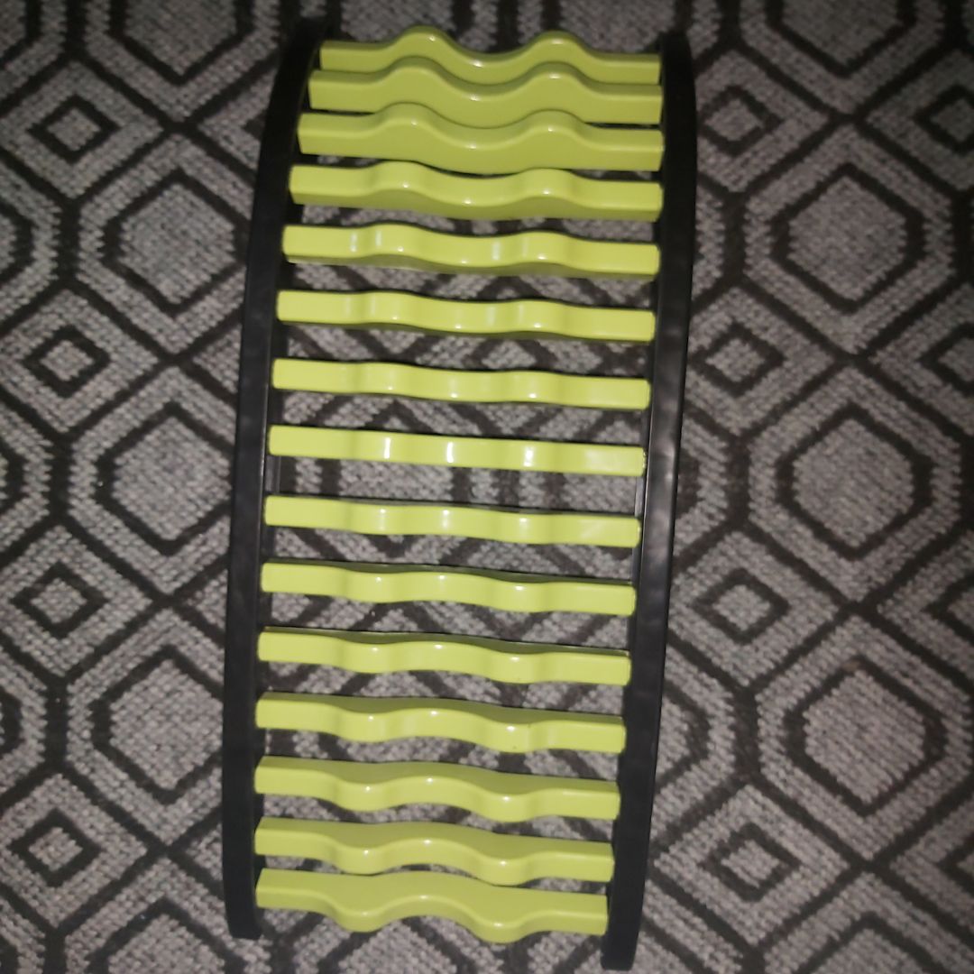 Khung nắn chỉnh cột sống, định hình cột sống màu sắc như đã quảng cáo. Chất liệu chắc chắn. Tuy nhiên nằm lên bị cứng nên hơi đau lưng. Có thể thiết kế như vậy sẽ tốt hơn cho cột sống chăng?