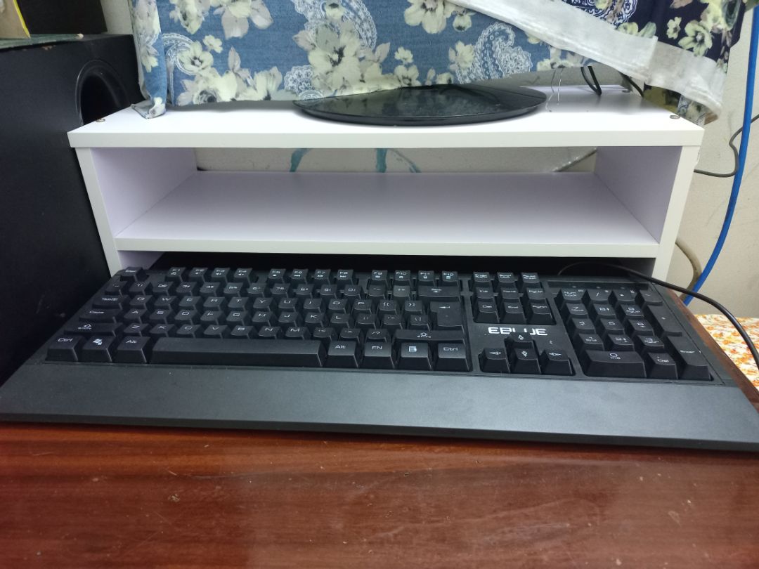 hàng k như quảng cáo nhé. sp k đúng kích thước dài chỉ 48cm nên k nhét bàn phím vào lọt dc. chất liệu giấy ép chứ k phải gỗ công nghiệp. mua về chưa vặn vít đã thấy mấy lỗ khoét sẵn nham nhở giấy lòi ra rồi. vặn vít vô muốn tét ra luôn. 
NÓI CHUNG MONG SHOP BÁN HÀG CÓ TÂM XÍU. HÀG CHẤT LƯỢNG SAO NÓI VẬY AI HAM RẺ THÌ MUA. CHỨ ĐỪNG BÁN KIỂU NÀY QC 1 ĐẰNG BÁN 1 NẺO. THÂN ÁI hàng k như quảng cáo nhé. sp k đúng kích thước dài chỉ 48cm nên k nhét bàn phím vào lọt dc. chất liệu giấy ép chứ k phải gỗ công nghiệp. mua về chưa vặn vít đã thấy mấy lỗ khoét sẵn nham nhở giấy lòi ra rồi. vặn vít vô muốn tét ra luôn. 
NÓI CHUNG MONG SHOP BÁN HÀG CÓ TÂM XÍU. HÀG CHẤT LƯỢNG SAO NÓI VẬY AI HAM RẺ THÌ MUA. CHỨ ĐỪNG BÁN KIỂU NÀY QC 1 ĐẰNG BÁN 1 NẺO. THÂN ÁI