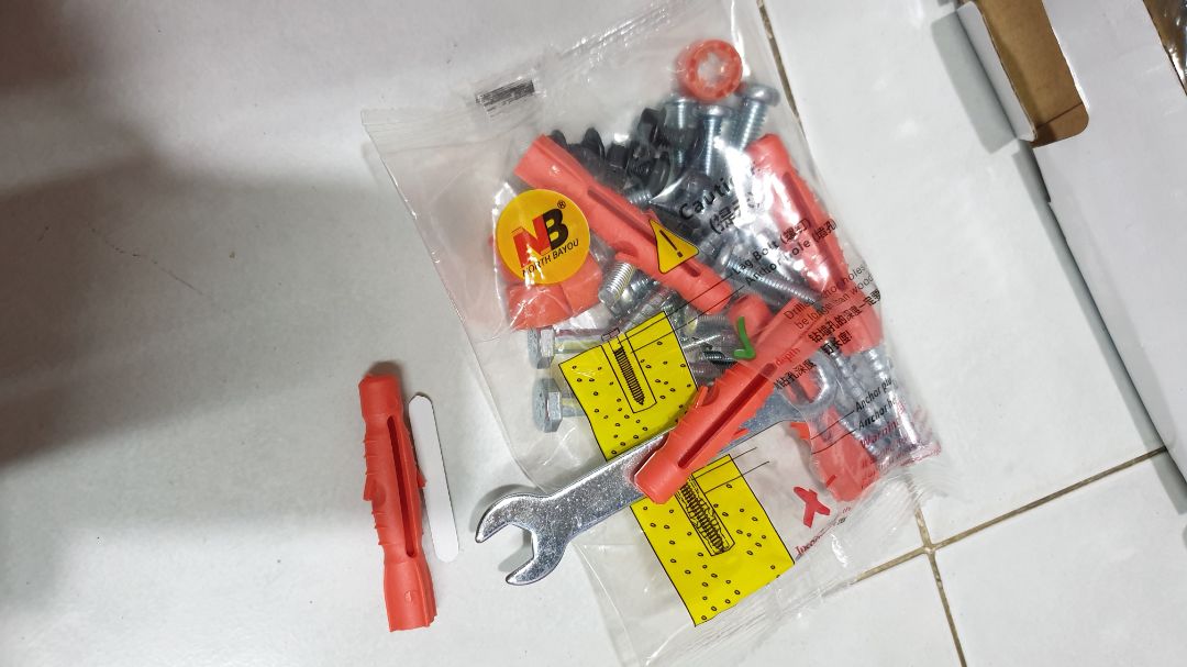 khi tôi nhận được kiện hàng như có dấu hiệu đã tháo mở,hộp rách rưới, kể cả bao phụ kiện cũng đã xé rách,rơi rớt đinh vít ra ngoài(không biết là còn đủ hay ko ?)thật sự ko hài lòng với đơn hàng này của tiki