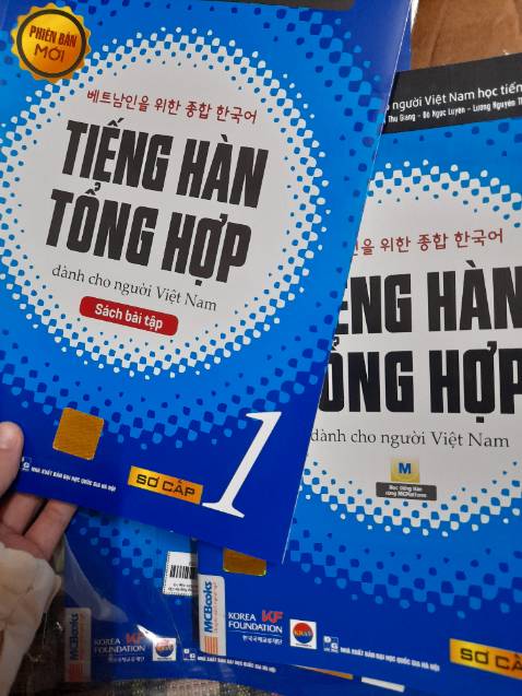 Sách được đóng gói rất cẩn thận và chắc chắn. Dù bản đen trắng nhưng vẫn rất rõ ràng. Với cả hướng dẫn tải app quét mã cũng rất kĩ. Nói chung là rất tuyệt vời :3 Sách được đóng gói rất cẩn thận và chắc chắn. Dù bản đen trắng nhưng vẫn rất rõ ràng. Với cả hướng dẫn tải app quét mã cũng rất kĩ. Nói chung là rất tuyệt vời :3