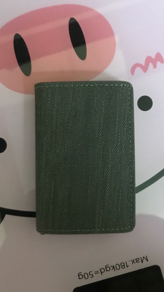 Ví thẻ quá là tiện lợi luôn. Hoppj nhôm dày, chắc chắn, sáng bóng. Nhét thẻ vào thì yên tâm khỏi lo rớt khỏi lo hư hỏng rơi mất thẻ luôn. Vỏ da đường may đẹp luôn, vỏ da cũng nhét được giấy tờ và tiền mặt nữa rất là tiện lợi. Ví nhỏ gọn dễ mang theo. Quá là hợp lý trong thời buổi dùng thẻ. Đi mua đồ ở đâu cũng dùng thẻ được. Chất lượng tốt. Thank shop.