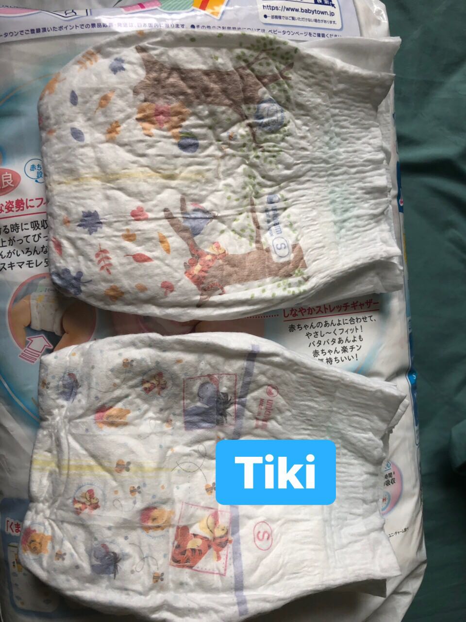 Hàng k đúng chuẩn như tiki nói, đăng bán mẫu khác khi giao lại mẫu khác, chất lượng cũng kém nốt luôn, rãnh ôm bo thì k có, độ co giảm kém, chất liệu k thấm hút kém, đây là hình ảnh cũng 1 sản phẩm 1 cái bé mình đang dùng còn cái có chữ tiki là mình mua ở tiki vừa giao cho mình. Cầm 2 miếng tả rất khác biết rất tệ. Hồi giờ mình rất thường xuyên mua hàng Tiki mà k ngờ nay chất lượng Tiki lại kém đến vậy. Yêu cầu có câu trả lời cho mình