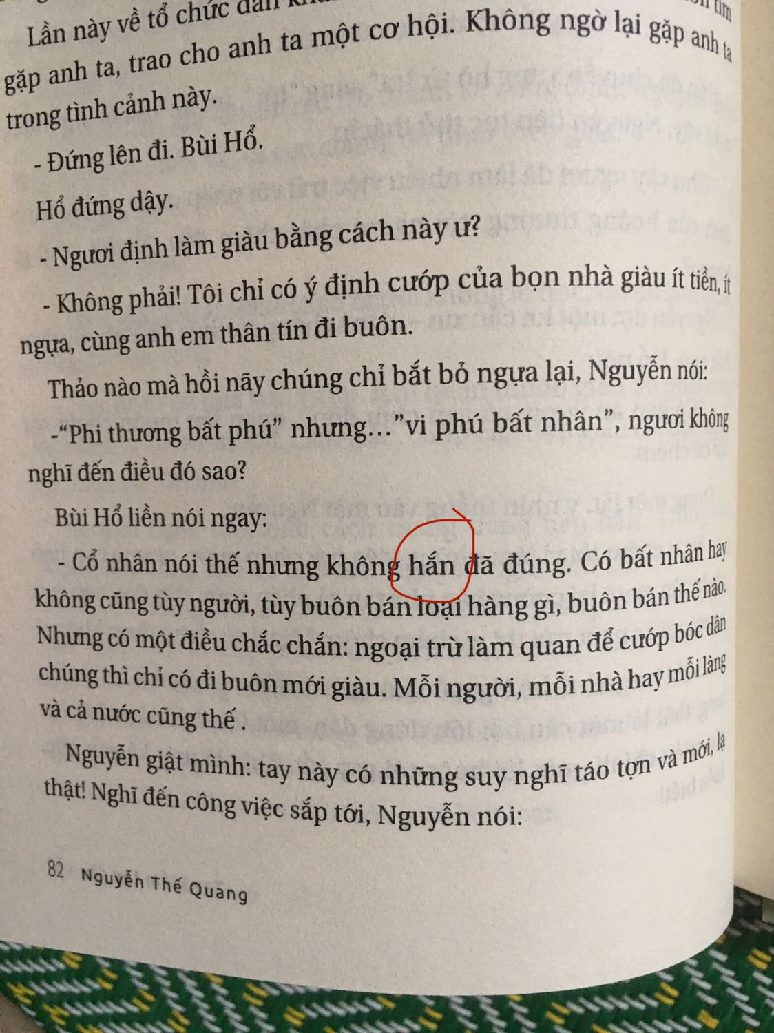 Nội dung truyện kể về cuộc đời Nguyễn Công Trứ khi làm quan cho triều Nguyễn bắt đầu từ việc đi dẹp loạn Phan Bá Vành, sau đó đi khai khẩn đất hoang ở Tiền Hải và Kim Sơn...... Vì tài năng và ngông nghênh nên ông bị quan lại ghen ghét đố kị nên nhiều lần bị vua Minh Mệnh giáng chức rồi lại phong chức. Vì là tiểu thuyết nên có thể có nhiều tình tiết được thêm vào nhưng mình đọc vẫn thấy rất hay.
Duy chỉ có điểm trừ là nhiều lỗi chính tả quá. Như trong ảnh mình chụp đấy mới chỉ là 1 phần thôi, còn rất nhiêud trang bị lỗi chính tả như 105,106,108,123,126,128,130........
Sách hay thế này mà đang đọc lại bị lỗi khiến người đọc thấy hơi khó chịu.
Mong Tiki phản ảnh lại vs nxb để nếu có tái bản thì sẽ sửa những lỗi căn bản này đi.