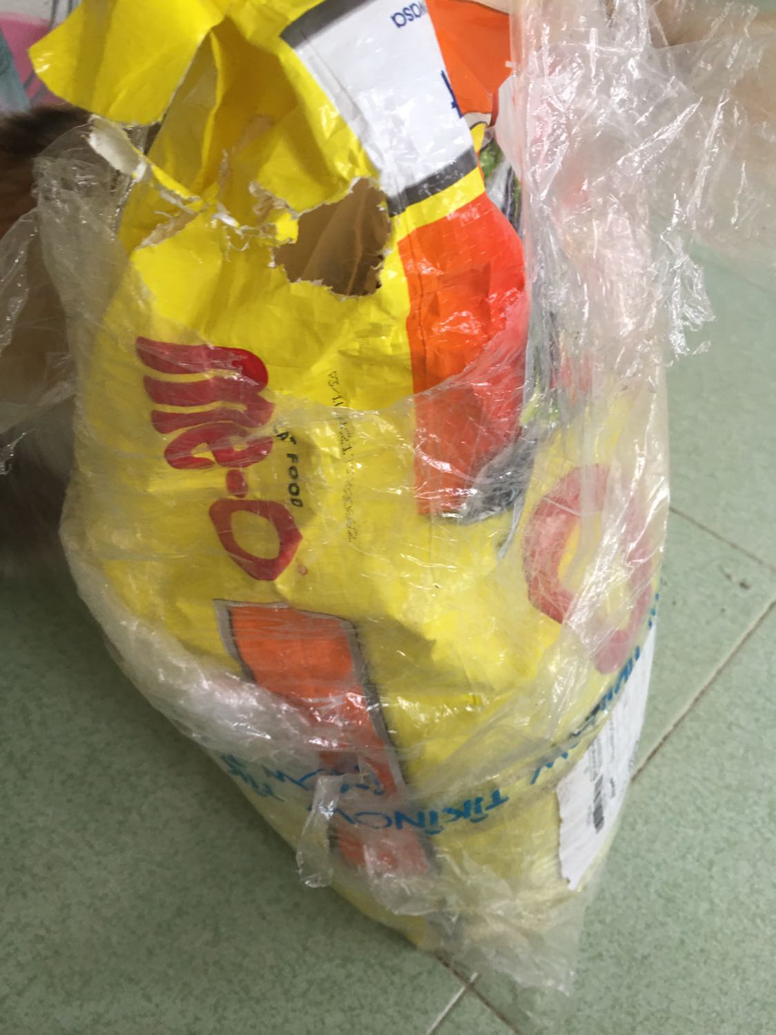 Tiki giao hàng đã bị chuột đục lỗ gọi điện lên thì bảo email để đến thu hồi hàng, email xong thì bảo gửi thêm hình, gửi hình xong thì bảo chờ có người đến lấy nhưng chờ cả chục ngày rồi ko ai liên lạc để lấy hàng đổi. Làm ăn chán quá Tiki giao hàng đã bị chuột đục lỗ gọi điện lên thì bảo email để đến thu hồi hàng, email xong thì bảo gửi thêm hình, gửi hình xong thì bảo chờ có người đến lấy nhưng chờ cả chục ngày rồi ko ai liên lạc để lấy hàng đổi. Làm ăn chán quá