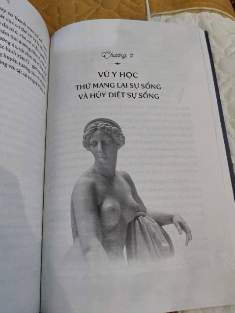 Sách đẹp, đặt chưa đầy 20h đã có r.
Dịch giả là người có tiếng trong giới chuyên môn, sách chú thích rất nhiều và kĩ lưỡng. 
Cảm ơn dịch giả đã mang 1 tác phẩm hay đến với công chúng.