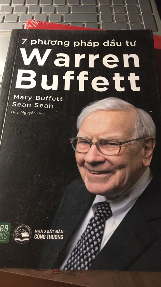 Lần này mua sách ở Tiki mà bọc hàng sơ sài dữ ạ. Mình mua hai quyển thì quyển này trông hơi cũ, bụi và k có bọc như q còn lại. Lúc mình nhận hàng hộp bọc còn bị rách một góc như ảnh, kiểu như bị ai xé ra xem trước vậy, nhưng sách bên trong không sao nên vẫn ổn ạ. Thanks