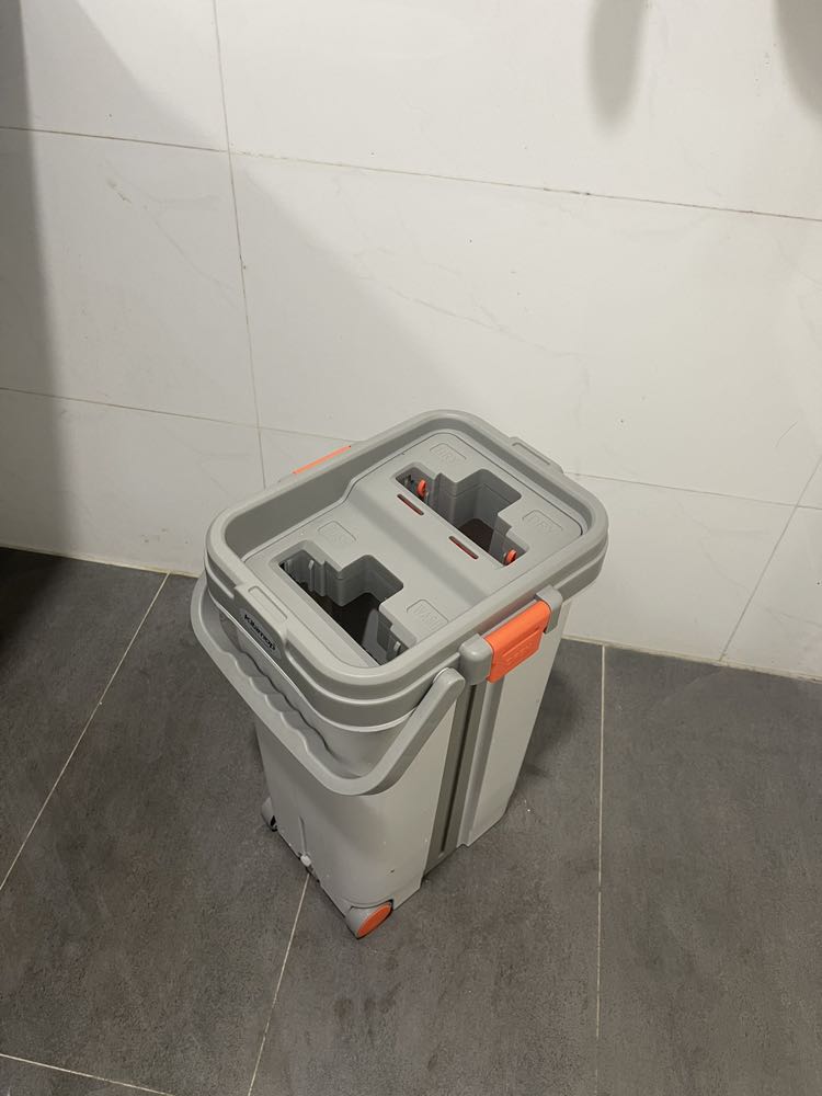 Cây lau dài, miếng lau cũng rất dày. Thùng nhựa có bánh xe di chuyển dễ dàng. Vắt khô . Lúc giặt lại cũng tương đối sạch giẻ. Nên mua