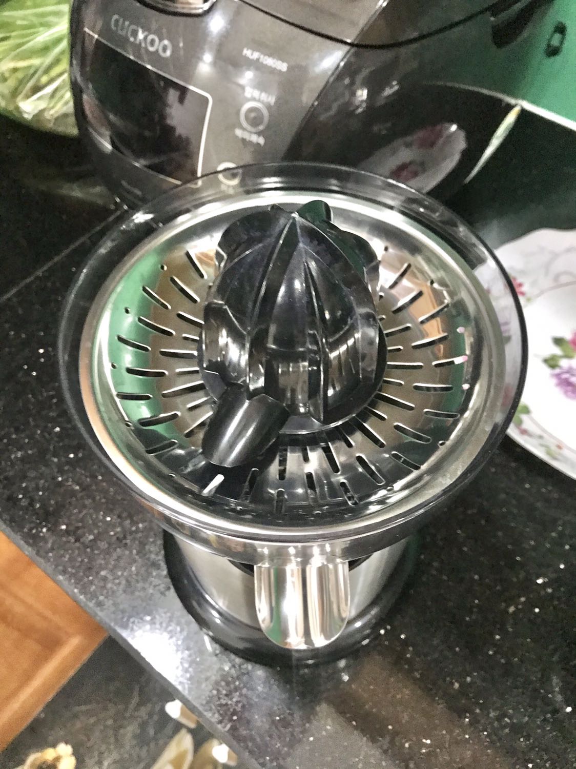 Phải nói là rất hài lòng, máy vắt êm, mạnh không hề tốn sức mà lại sạch sẽ, nước cam không hề nghe mùi đắng của vỏ cam