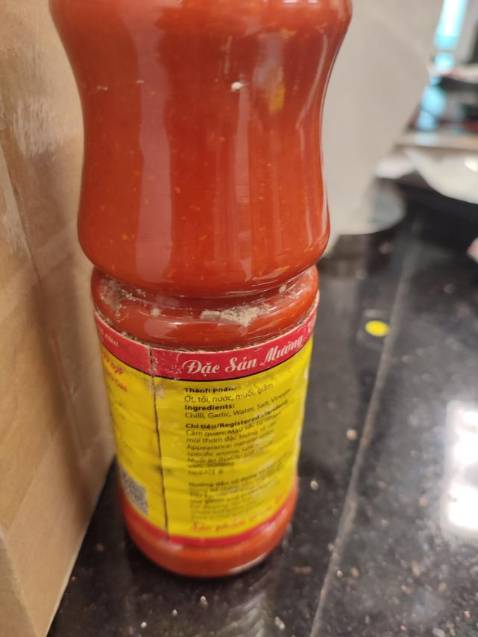 Chai tương ớt mốc đầy từ nắp chai xuống dưới như thế này mà shop vẫn đóng gói giao hàng được sao? Mình muốn trả đơn này, Tiki giải quyết dùm.