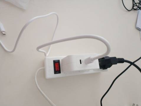 Cục sạc màu trắng rất đẹp, tặng kèm dây cáp C to C to nạc khá giống với sợ dây kèm Macbook =)). Mình *** với Laptop của mình rất ổn sạc nhanh như cục theo máy, chỉ hơi ấm nhẹ.