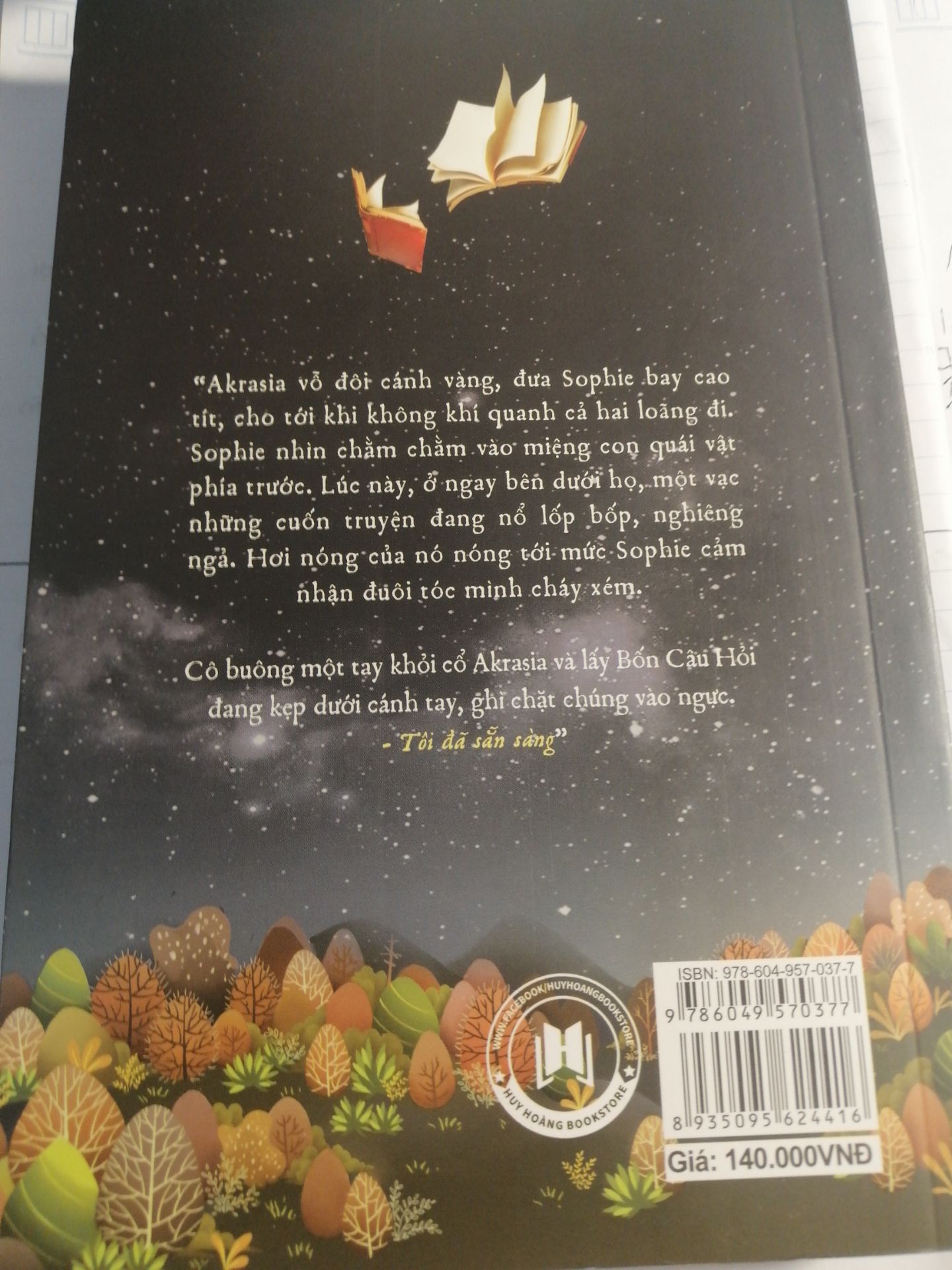 Lại thêm một tác phẩm xinh đệp của Jonathan Auxier. Ai mà đã đọc Peter Nimble thì không nên bỏ qua quyển sách này. Thể loại fantasty, nội dung cuốn hút. Giọng văn độc đáo, rõ ràng, nội dung chuyện cũng mượt mà. Nhưng mình lại không thích chi tiết xuất hiện Peter lắm, có lẽ do mình thích nhân vật độc lập, tự đi chuyến phiêu lưu của mình. Nhưng cái này thì cũng tùy gu mỗi người, quyển sách này hay, đáng để mua, mình mua lúc giá còn  84k, tuy không free ship nhưng vẫn tuyệt vời. Thật sự mong có thêm nhiều sản phẩm của Jonathan được dịch sang tiếng việt.  Tiki giao hàng nhanh, có cả túi nhựa đựng nên không bị móp méo gì. Mọi người nên mua nhe.