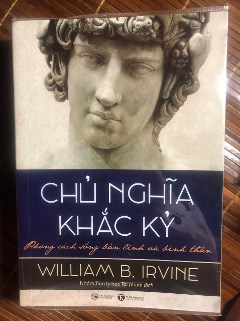 Có lẽ phải đọc lại và thực tập nhiều hơn về quyển sách này. Vì là một chủ đề triết học nên khá kén người đọc. Quan trọng nhất của Stoicism theo mình nghĩ là mấy kỹ thuật tâm lý: tưởng tượng tiêu cực, phân chia quyền kiểm soát, suy niệm.
Đúng như bìa quyển sách: dành cho người hướng tới lối sống bình thản.