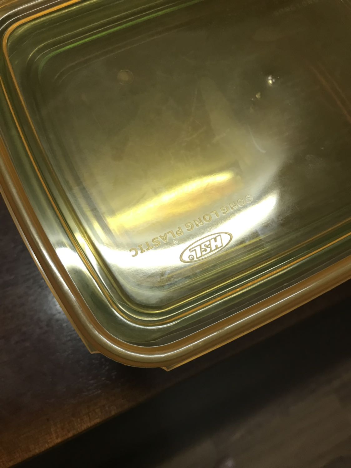 Mình mua vài lần qua tiki ko vấn đề gì. Hom qua mình mua 02 bộ này, thì trong đó có 1 bộ bị vỡ ntn. Mình cũng hơi phân vân vì trị giá nhỏ, cộng với có thể trong quá trình vận chuyển va đập bị vỡ. Nhưng thực tế mình tìm mảnh vơ ko có. Sau mình mới nghĩ là khó có thể vỡ do vận chuyển dc vì Tiki bọc và đóng gói khá kỹ, cộng thêm với ko tìm dc mảnh vỡ nào sót lại nên mình khẳng định Tiki đã đóng gói hàng vỡ cho KH. Thực sự rất thất vọng...mình thấy 1 việc nhỏ nhưng rất mất uy tín...