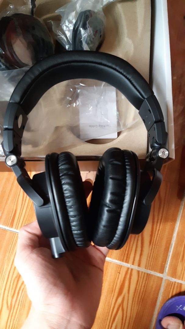 Thật sự thì tai nghe quá tuyệt vời. Mình phê bình cách đóng gói của Tiki. Hàng là đồ điện tử, vậy mà không hề cho vào hộp và chèn lót cẩn thận như mọi lần mình mua. Thay vào đó chỉ bọc một lớp túi bóng mỏng tang. Vận chuyển xa như vậy liệu có đảm bảo không !!n