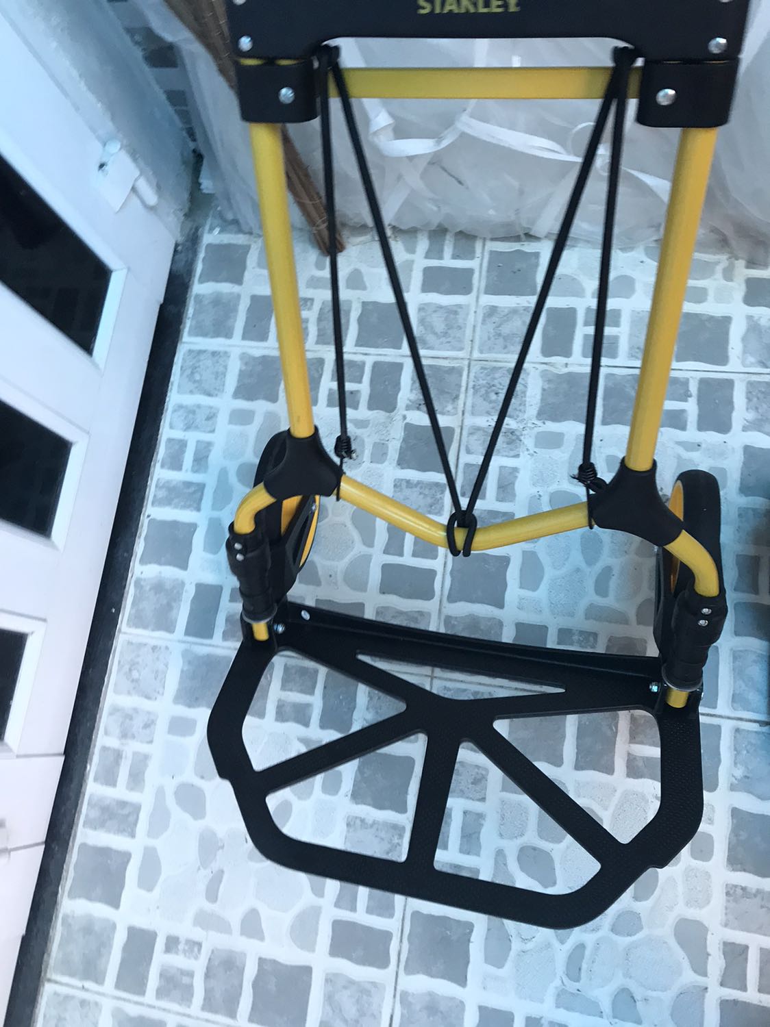 So sánh giữa hai xe thì xe mã 582 tải trọng 90kg; khung to hơn, bề ngang 50cm còn xe 584 thích hợp cho chị e đi chợ bách hoá do tải trọng 60kg; bề ngang 39cm, loại này có ưu điểm 3 bánh lên mấy gờ cầu thang thấp. Sức đẩy kéo của 582 thì nhẹ hơn. Tuỳ chủng loại mà ace chọn lựa.