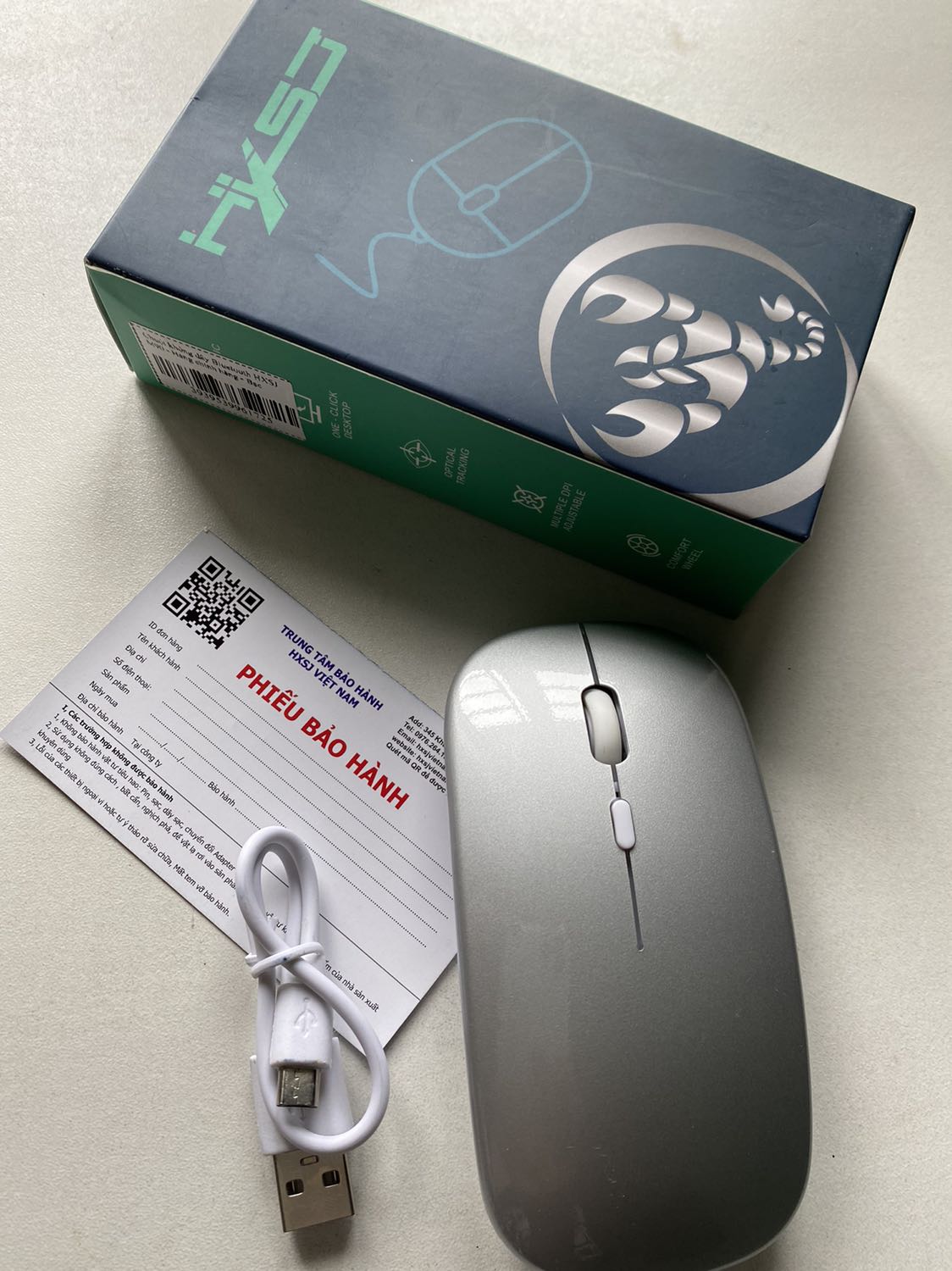 Dùng macbook mà không muốn mua magic mouse lãng phí mà bất tiện thì nhất định phải mua em này
Tiện lợi cực kỳ chỉ cần gạt xuống phần bluetooth là mây tự động lết nối không cần cắm đầu usb hay giây. Nhẹ, nhỏ gọn tiện lợi dễ dùng. Pin cũng khá lâu mình nhận hàng, dùng hơn 1 tuần đến nay vẫn chưa cần sạc. Không biết độ bền ntn nhưng với giá này thì như vậy cũng ok . Gói hàng kĩ càng.