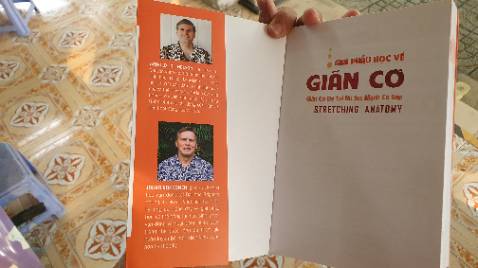 Khổ sách thường, nếu là khổ to và thêm nhiều hình ảnh thì OK hơn. Giá sách cũng khá cao chứ không hề rẻ.