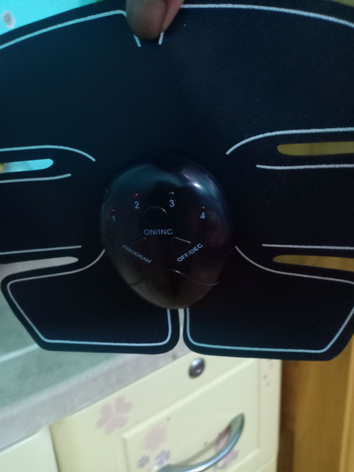 sản phẩm mới nhận hàng mới thử xài chưa được 4p lấy ra keo dính hết vào bụng ko còn dính vào miếng dán nữa yêu cầu đổi trả làm ăn kiểu này ai coi được