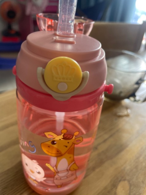 Nhựa dỏm, lỗi tùm lum
Nút bấm mở nắp thì cứng, bé ko mở được.