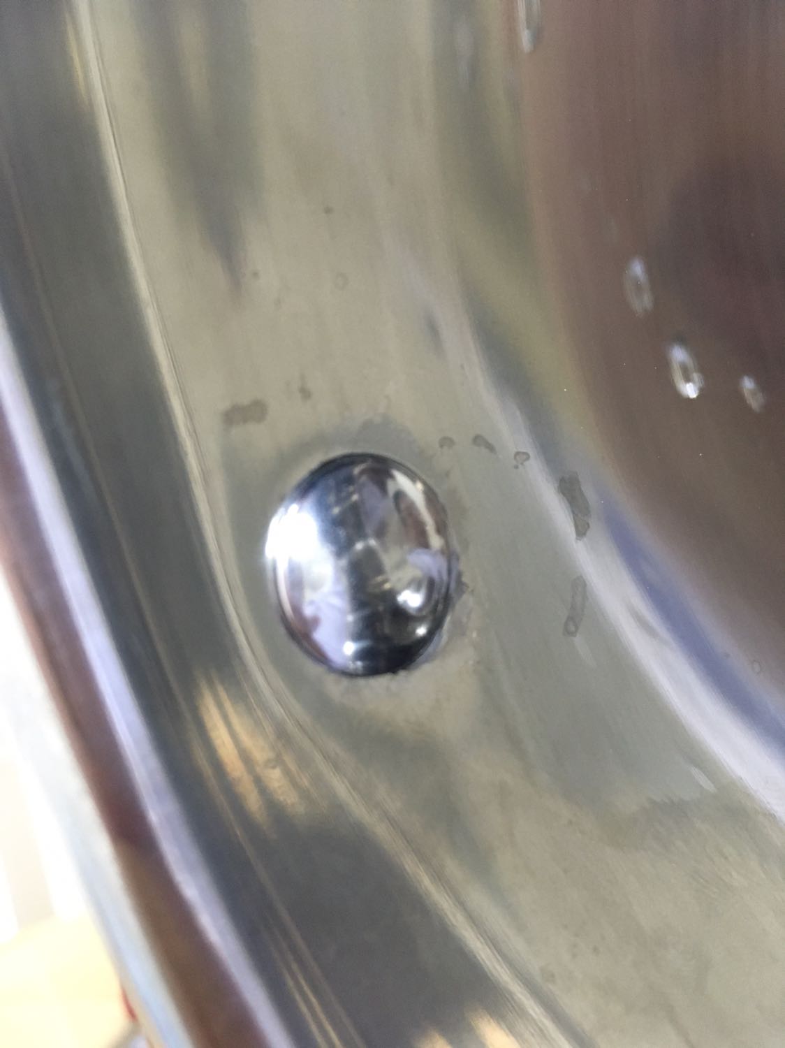 Mới nhận hàng, thấy có vệt nước khô ở nồi,  nghĩ là do *** nồi nên vậy. Rửa qua nước thì thấy ở các ốc nối có các vệt mỡ khô. Nồi bị xước ở vị trí đo mực nước. Đáy nồi có vệt đen do đun nấu
Rất không hài lòng về sản phẩm của tiki, bán hàng đã qua sử dụng cho khách hàng, đã yêu cầu đổi trả, hi họng tiki có trách nhiệm hơn trong sản phẩm trước khi tới tay khách hàng