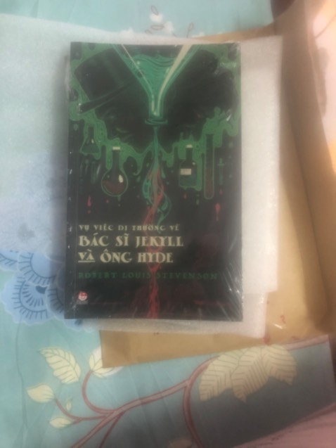 Hàng giao nhanh, nhiều đoạn văn phong hơi rườm rà khó hiểu, chắc tại truyện cổ đọc không quen nhưng nói chung là ổn. Làm sách ngược 2 đầu nhìn cũng ngộ ngộ tưởng cầm sách ngược không :)