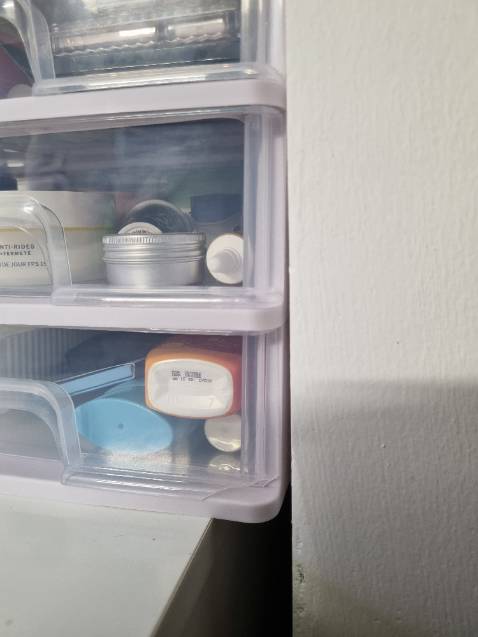 Nhìn chung cũng ổn, đựng đc nhiều. Cơ mà lúc giao cho mình bị bể hết 1 góc. Màu nhựa hơi tím tím, chứ ko phải trắng như hình minh họa.