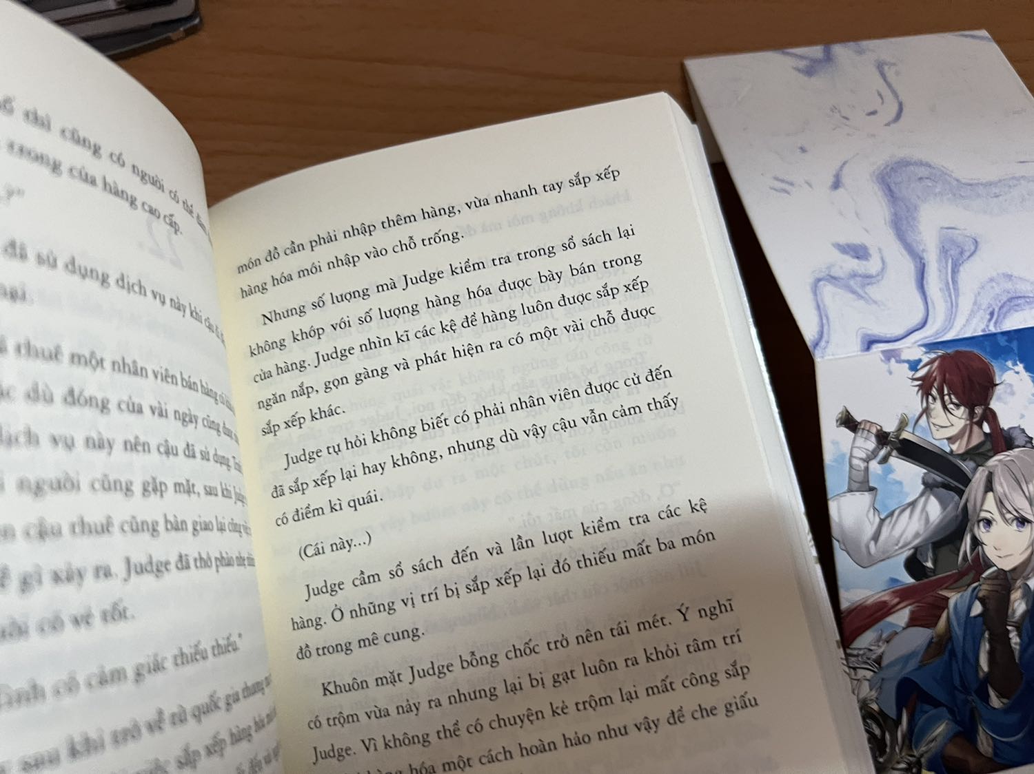 Giao hàng nhanh., đóng giấy kiếng nên ko bị ướt mưa. Phụ kiện đầy đủ, chất lượng giấy tốt
Lời văn dịch dễ hiểu, dù có một số đoạn đọc vẫn không tự nhiên lắm (không giống văn Việt lắm). Hành trình làm nhà thám hiểm của Lizel vẫn cuốn hút và đầy sự bất ngờ