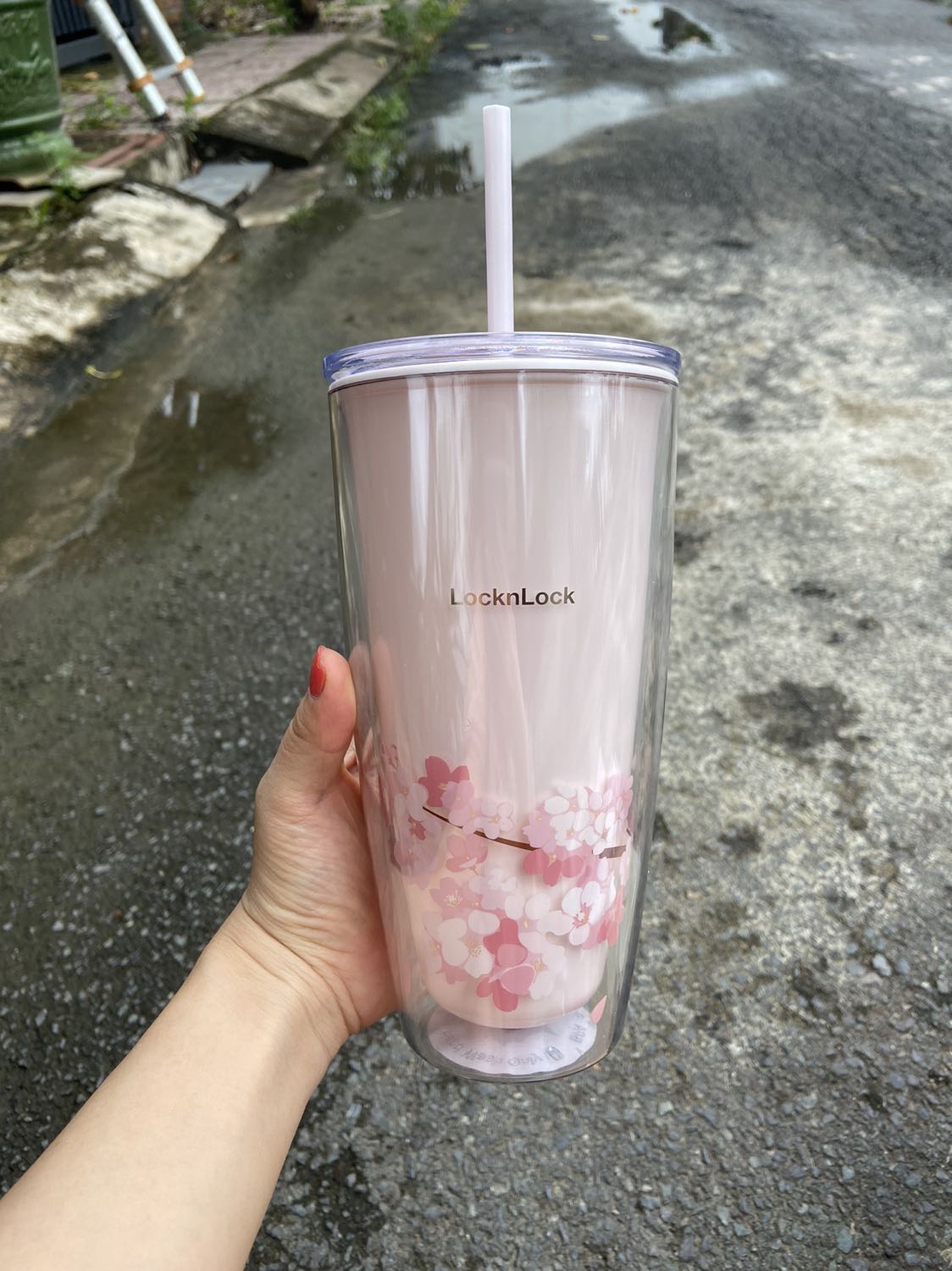 Ly nhìn siêu cute, mình thích hoa anh đào, nhìn cũng đẹp y như hình, giao hàng nhanh chóng, đặt mua chiều tối mà sáng giao liền, nên vẫn thích mua của tiki trading, chưa dùng nên ko biết giữ nóng lạnh sao, nhưng dc tặng kèm 1 chổi cọ ống hút, thấy hơi nhỏ so với cọ mình mua bên ngoài, nhưng ko sao, mình vẫn còn cọ cũ để dùng