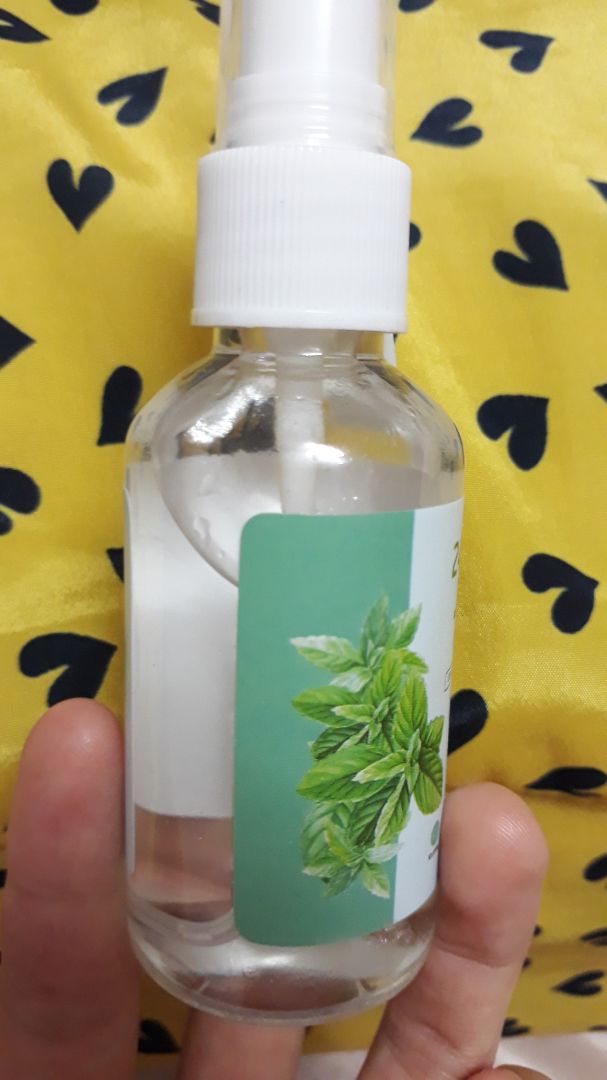 Bạc hà mang xịt trong xe hơi khử mùi đã lắm, vừa hay lại tỉnh ngủ đỡ gật gù khi lái xe đường dài. Chai nhỏ nhỏ dễ bỏ bị mang theo