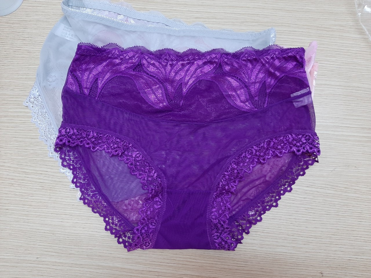 Quần cạp cao, ôm được một phần bụng, ren mỏng, form hơi to, quần mặc mát, thoải mái, giặt nhanh khô.