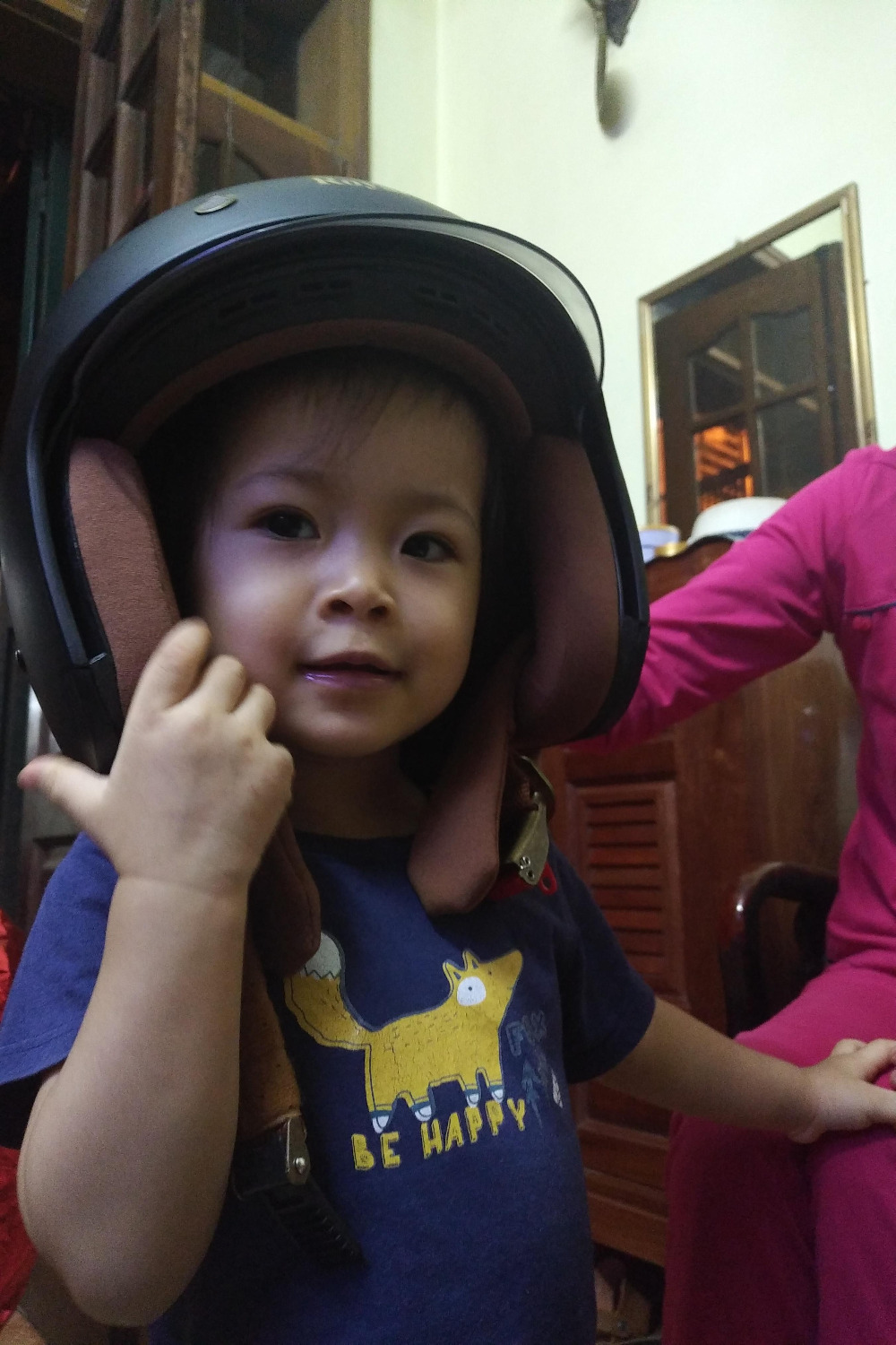 Mua 1 cái để dùng rồi lại mua hộ thêm 1 cái. Mũ đội vừa (size L), kính trong, dùng hơn 2 tuần rồi chưa bị xước hay bụi gì (mình dùng cũng cẩn thận), đội rất ấm- nhất là mùa đông lạnh như mấy hôm nay thì miễn bàn. Nếu có điểm trừ thì chỉ là hơi khó đeo tai nghe (nhét tai)- nhưng về cơ bản là hài lòng sau hơn  2 tuần sử dụng. Trong thời gian tới nếu có gì cần đánh giá thêm sẽ bổ sung sau!