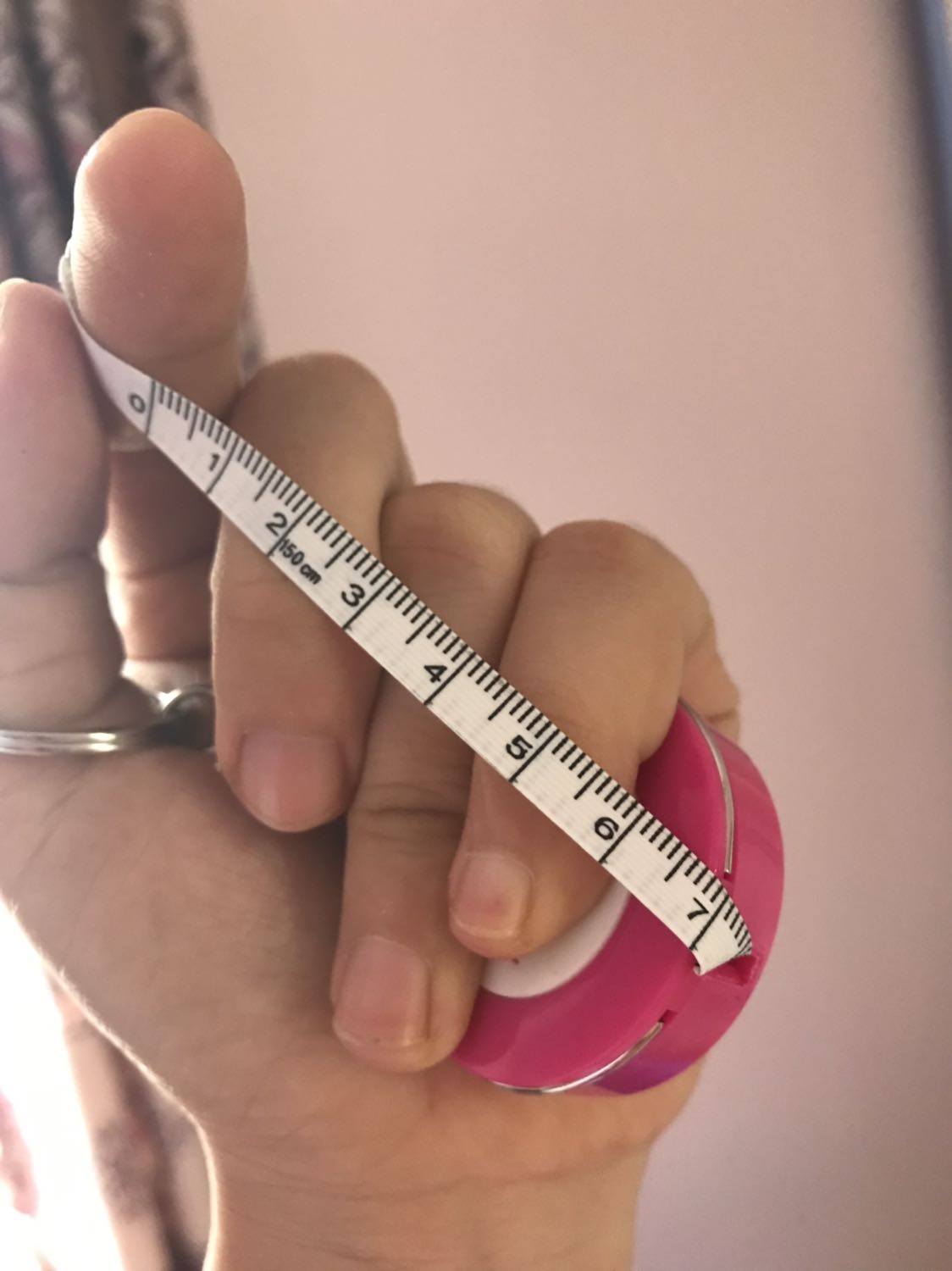 nhỏ nhỏ xinh xinh, mực nét k bị nhoè. Vẫn còn nguyên vỏ mà 2 mặt thước vẫn trầy xước.