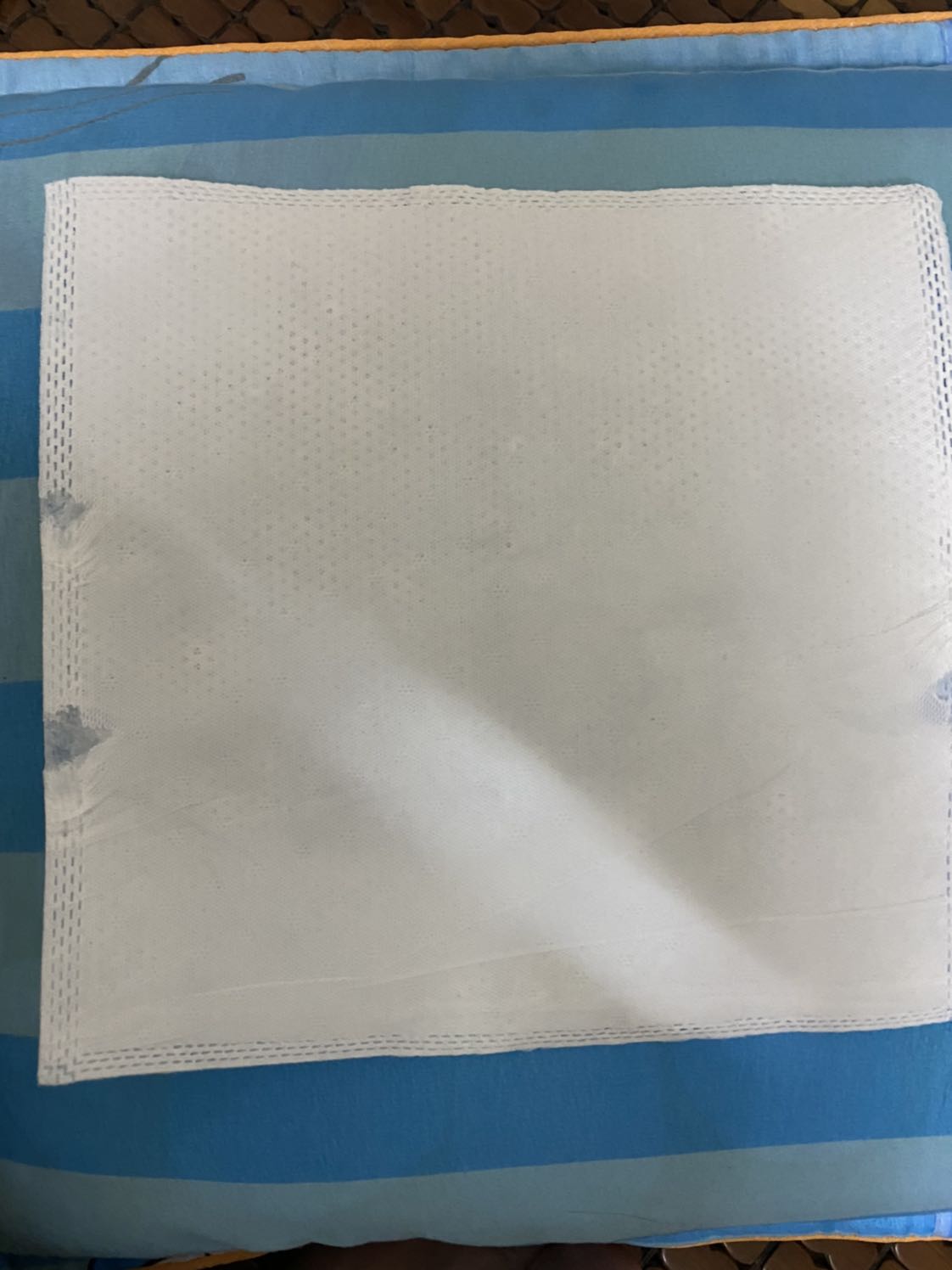 Mình nhận hàng và kiểm tra thì thấy có rất nhiều miếng bị rách như hình. Cần lời giải thích từ shop