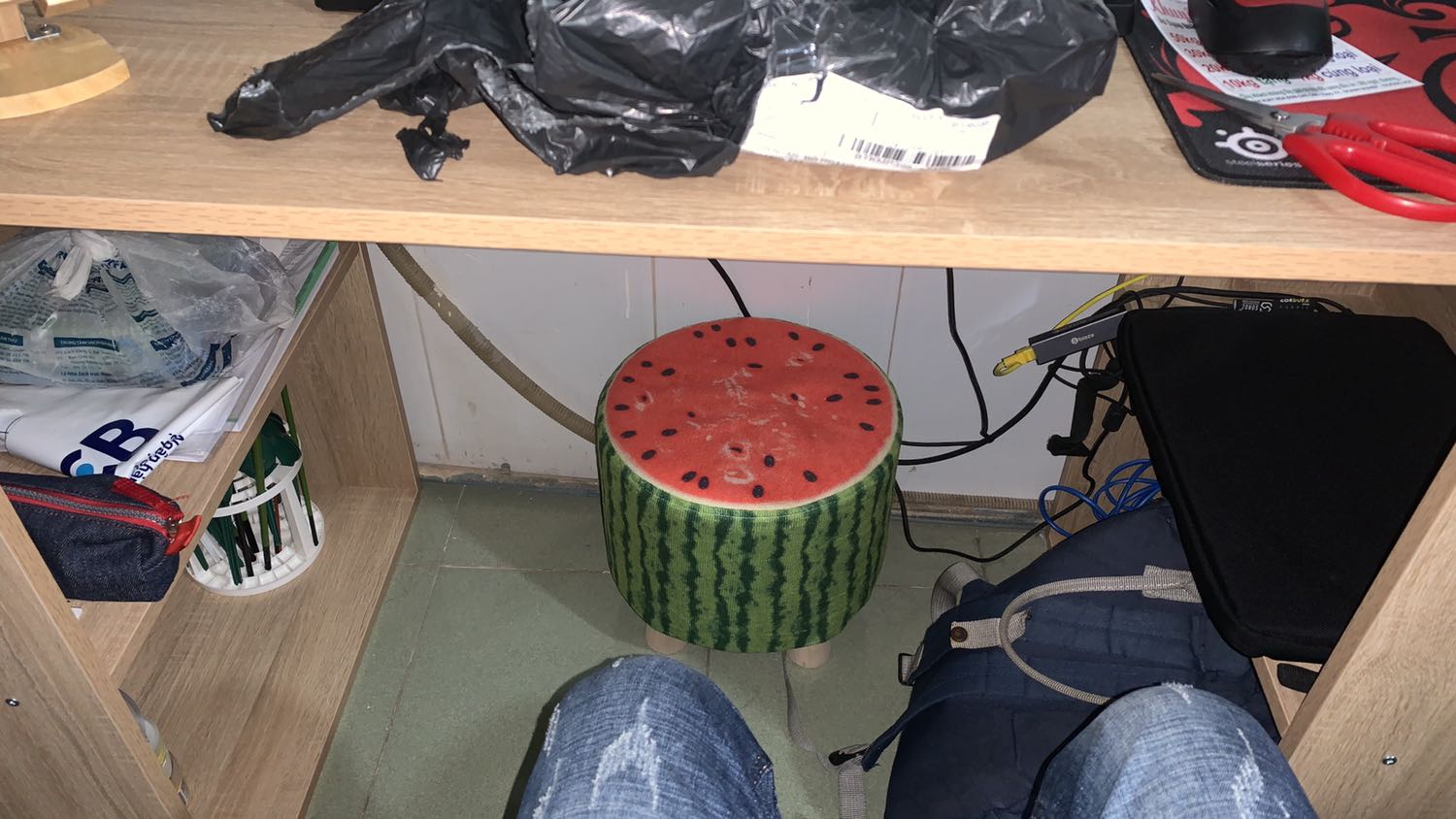 Ưu điểm:
- Chân gỗ khá chắc chắn.
- Vỏ áo in màu tương đối đẹp.

Nhược điểm:
- Thân ghế chỉ là lớp nhựa cứng được dập ghim bấm chứ ko có lớp đệm giống mặt ghế.
- Vỏ áo đường chỉ may hơi yếu, lột ra khá căng dễ bung chỉ.

Nói chung nếu mua về chỉ để gác chân như mình thì cũng tạm ổn. Còn để ngồi bàn trà, bàn sofa thấp thì ko thích lắm.