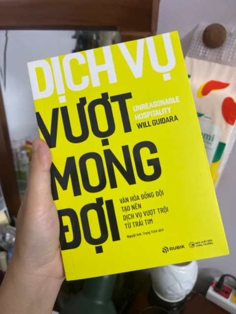 Bìa sách đẹp cầm rất thích, nếu tiki có thêm bookmark để đặt hoặc làm quà thì tuyệt!