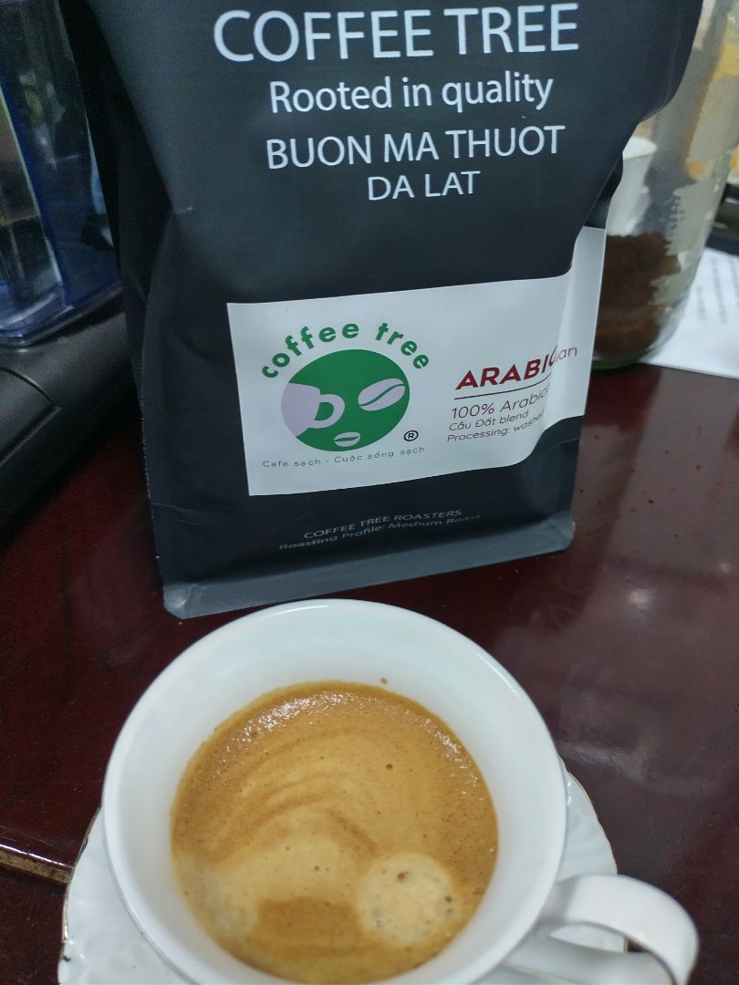 Vài nhận xét giúp bạn nào quan tâm.
1. Về cafe: đúng là cafe nguyên chất. Đúng arabica. 100% thì chưa rõ vì mình không thích uống arabica thuần nên trộn với Robusta trước khi pha. Nhưng tin là đúng 100% vì trộn rất ổn.
2. Về hương vị: hương vừa phải, không quá gắt và cũng không quá nhạt. Vị arabica đặc trưng, chua thanh khi uống, hậu vị ngọt dịu. Hậu vị đọng lâu. Uống khá phê. 
3. Pha: mình pha expresso bằng máy. Lớp kem khá dày, đẹp (ảnh). Kích thước bột hơi to để pha máy, pha phin chắc hợp hơn. Shop nên làm thêm kích thước bột pha bằng máy bán tự động.
4. Shop: đúng thời gian, đúng sản phẩm, có vẻ cầu thị.
Tóm lại: sẽ mua tiếp.