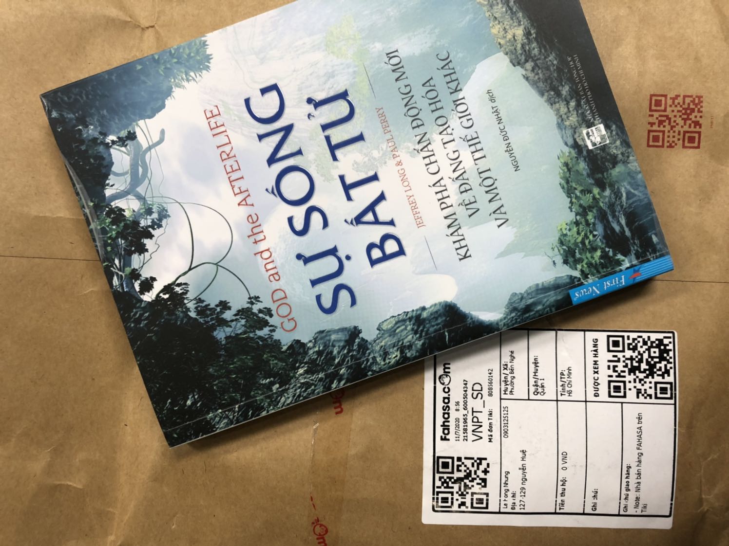 Nội dung xem được. Chỉ thắc mắc sao đợt này tiki lại giao hàng bằng bao bì của fahasa, mua cùng đơn hàng 5-6 quyền tất cả để được bọc sách và đóng gói tiki, riêng cuốn này chẳng những không được bọc mà lại còn bong tróc nhẹ bìa sách phần cán lụa nữa. Định bụng gửi trả lại nhưng lại thôi, hy vọng sẽ không bị lặp lại sau này.
