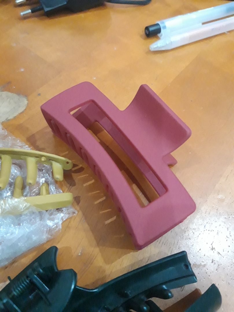 Mình đặt 3 kẹp nhưng gãy mất 2 kẹp. Nên đóng hàng vào hộp giấy để bảo vệ hàng tốt hơn.