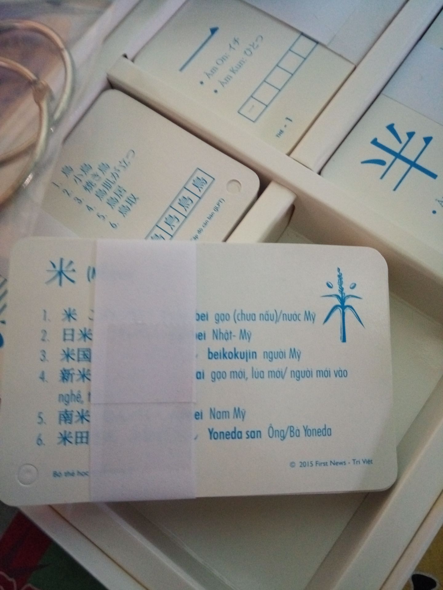 có ảnh minh họa (để hình dung các từ, nhưng chẳng liên kết với từ hay thiếu chú thích để nhớ), có thêm các từ vựng ở mặt sau, chú thích romanji phát âm. Mình nghĩ đĩa CD nên có phần chú thích để dễ giúp người học nhớ từ hơn. có ảnh minh họa (để hình dung các từ, nhưng chẳng liên kết với từ hay thiếu chú thích để nhớ), có thêm các từ vựng ở mặt sau, chú thích romanji phát âm. Mình nghĩ đĩa CD nên có phần chú thích để dễ giúp người học nhớ từ hơn.