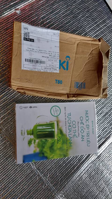 Sách đẹp, hộp bên ngoại bị giao hàng làm móp nhưng sách vẫn oke. Chưa đọc hết vì mới nhận, nhưng xem sơ qua mình thấy sách dễ đọc, dễ hiểu, có trình bày nguyên nhân các loại bệnh và cách làm nước ép trị liệu cho từng bệnh. Mình thấy khá hay. Rất đáng mua