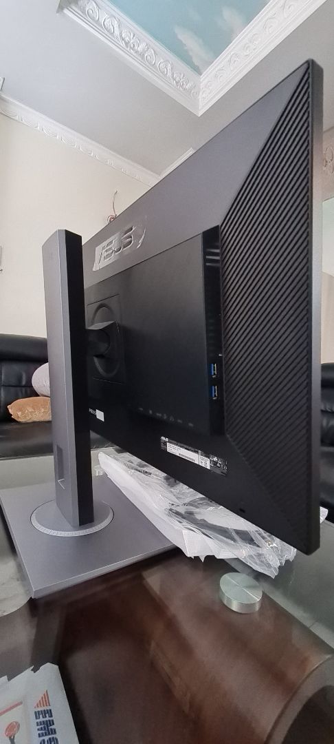 Tặng nhiều hệ dây cắm nguồn, đủ dây displayport, HDMI, dây Hub, chắc chắn, rõ nét sáng. Mua cái thứ hai. Tuyệt