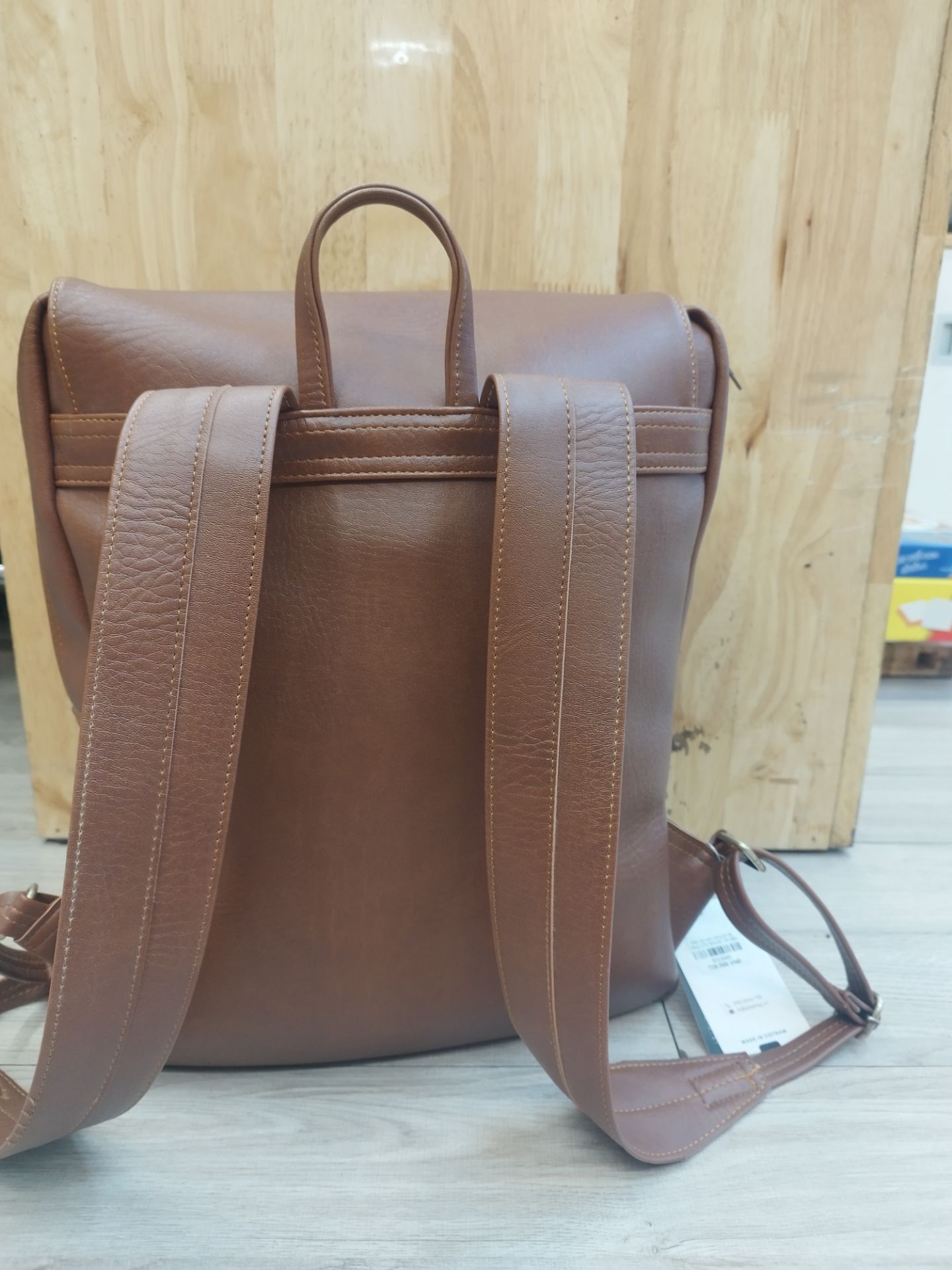 balo ưng lắm  ạ nhìn rất chắc chắn , chất da và đường chỉ may rất đẹp , bên trong khá rộng bỏ đc rất nhìu đồ và có cả ngăn giảm xóc latop nữa ạ ... luôn ủng hộ shop