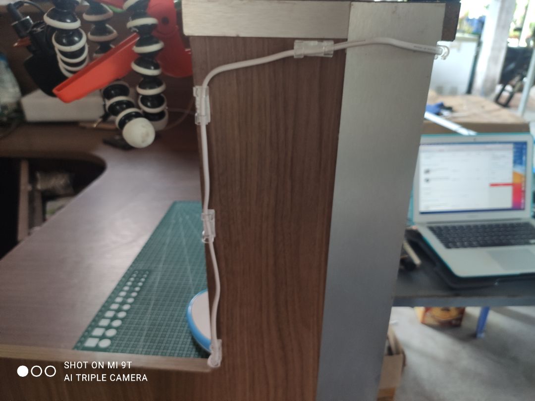 thích hợp với bàn làm việc , không cần phải có công dụng cụ hỗ trợ. Đơn giản dễ làm , các bạn nữ vẫn gắn được. Cho góc học tập và làm việc gọn gàng , sạch sẽ , có tinh thần làm việc nhiều hơn . Thân !