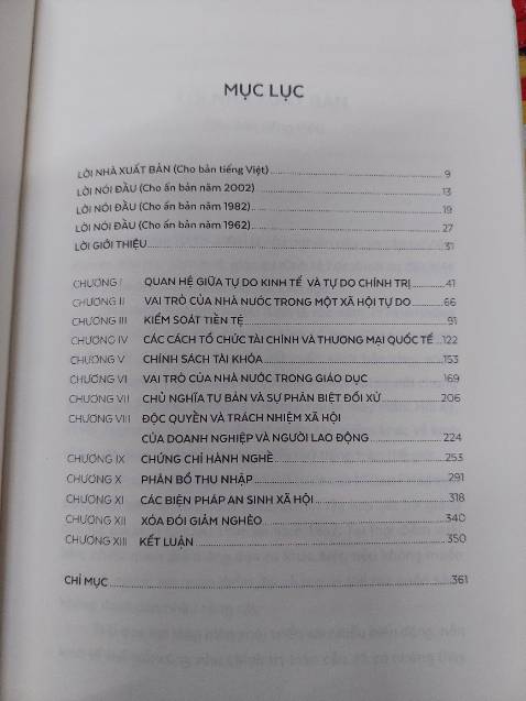 Sử dụng các nguyên lý kinh tế cơ bản, những dữ kiện thực tế nền kinh tế Mỹ và chính sách can thiệp ***, “ Chủ nghĩa tư bản và tự do “ là tập hợp những bài viết phân tích, luận giải đánh giá ưu khuyết điểm của tự do cạnh tranh cùng với sự can thiệp của Nhà nước vào nền kinh tế từ các chính sách điều tiết kinh tế vĩ mô cho đến các chính sách giáo dục, an sinh, phúc lợi xã hội.
Cũng theo Friedman những người theo chủ nghĩa tự do mới không mong sẽ duy trì các can thiệp quá sâu của nhà nước vào quyền tự do, tuy vậy hiển nhiên là họ muốn duy trì những can thiệp mà bản thân nó có thể thúc đẩy quyền tự do. “ Gìn giữ quyền tự do là tấm khiên bảo vệ tính chính danh cho việc giới hạn và phân tán quyền lực của ***, đồng thời cũng là nền tảng xây dựng sự tiến bộ của nền văn minh, dù là trong kiến trúc hay hội họa, trong khoa học tự nhiên hay xã hội, trong nông nghiệp hay công nghiệp, bởi thành tựu chưa bao giờ xuất hiện trong chế độ tập quyền”
