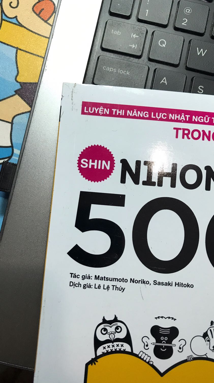 Nội dung hay. Nhưng sách cũ cũ dơ dơ mình đã lau rồi. Lúc mới nhận sách bụi bụi y như là vứt ở góc nào rồi lôi ra vậy. Thất vọng cách bảo quản sách của tiki. 
Mình đặt hàng thứ 5 và thứ 2 là ngày giao hàng. Không hiểu vì sao đến thứ 2 trạng thái vẫn là tiki đã tiếp nhận. Cho đến khi mình ib *** thì mới xem đơn hàng mình. Mình đã mua rất nhiều nhưng mới chỉ gặp trường hợp như thế lần đầu. Rất bực mình. Thất vọng về cách phục vụ.