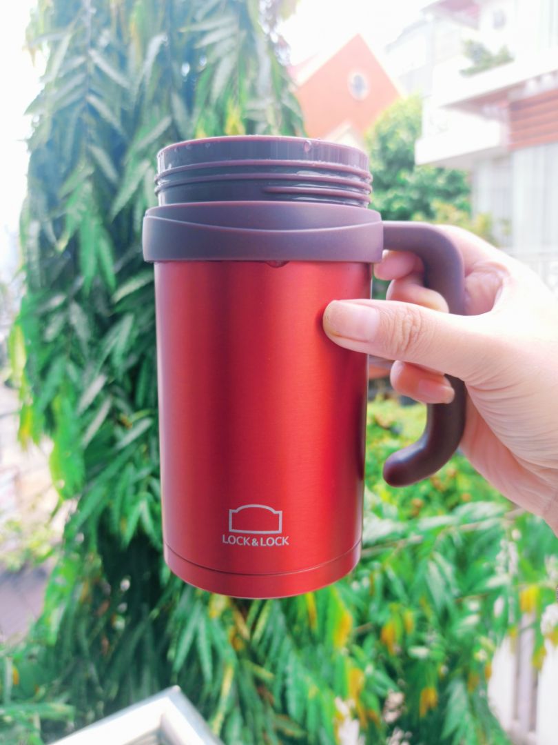 Có ai quá yêu cái bình nước của mình và lúc nào cũng xách đi đâu giống như mình không nhỉ ! Một chiếc bình giữ nhiệt tuyệt vời và hoàn hảo không thể chê vào đâu được ! Giữ lạnh siêu lâu nha các bạn, khi mình cho đá vào để uống cà phê sữa đá thì giữ được hơn 12 tiếng luôn, hương vị thơm ngon y như lúc mới pha, phải nói là giống y hệt một cái tủ lạnh mini bên cạnh vậy. Điểm 10 cho chất lượng và điểm 10 tuyệt đối cho nhà bán !