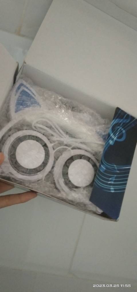 Em đặt màu đen phối xanh nhưng hết hàng hay sao shop giao cho em màu xanh trắng, thôi lỡ rồi bù lại tai nghe rất dễ thương ạ. Chuyến sau em có đặt nữa thì mong là giao đúng màu giúp em nhé, cảm ơn shop ạ.