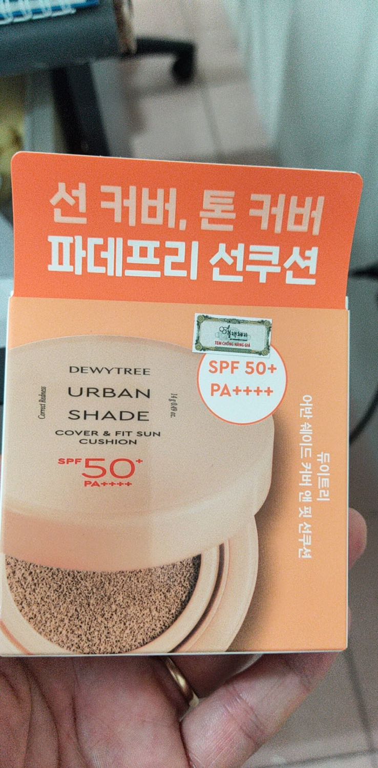 Được bà chị giới thiệu đang có dòng sp mới rất phù hợp để làm quà tặng mỹ phẩm cho vợ nên mua thử. Vợ nhận quà mà mắt tròn mắt dẹt ngạc nhiên vì nay ck lại tâm lý thế! Mình k rành về mỹ phẩm nhưng thấy vợ khen là có thể dùng thay kem chống nắng, lại che được mấy chỗ hơi nám trên mặt và không bị bết. Chắc lần sau hết lại mua tặng vk tiếp cho đỡ phải căng đầu nghĩ quà gì!